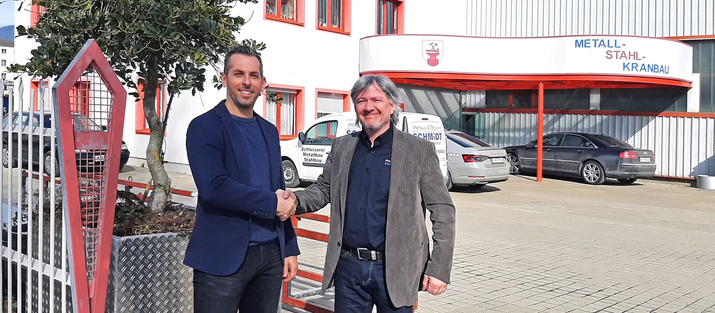 Stefan Vollstuber, Verkauf & Projektleitung bei Peneder und Joachim Schmidt, GeschĂ€ftsfĂŒhrer und EigentĂŒmer der Metall & Technik Schmidt GmbH
