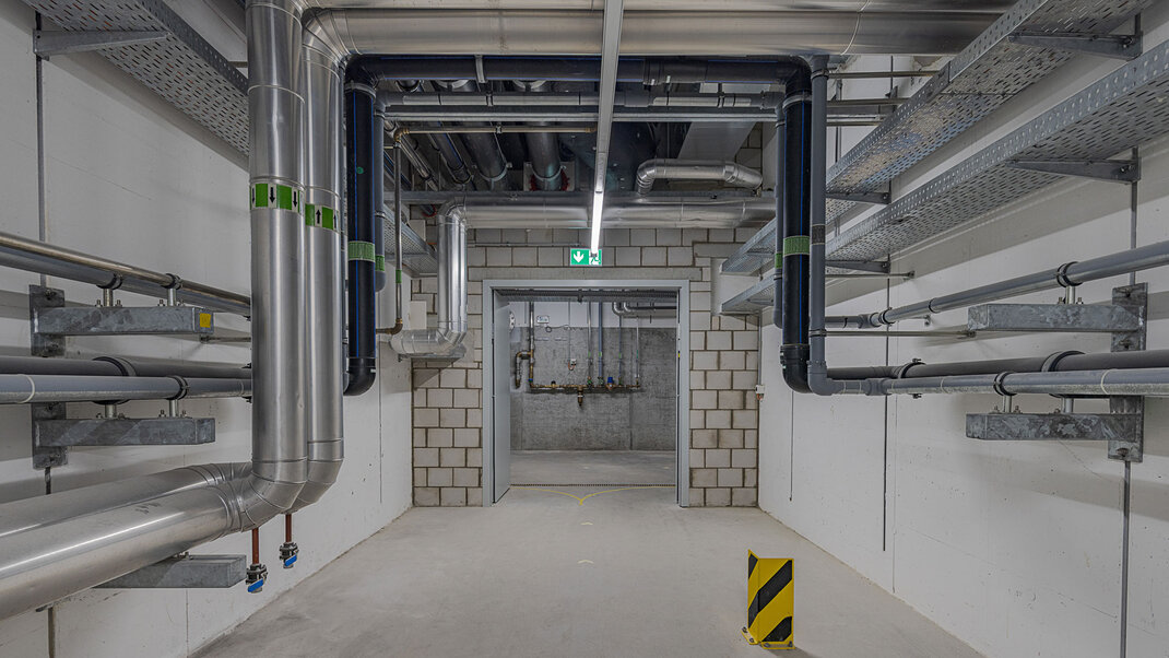 Stahltür in einem technischen Anlagenbereich der Abwasserreinigungsanlage Birsig