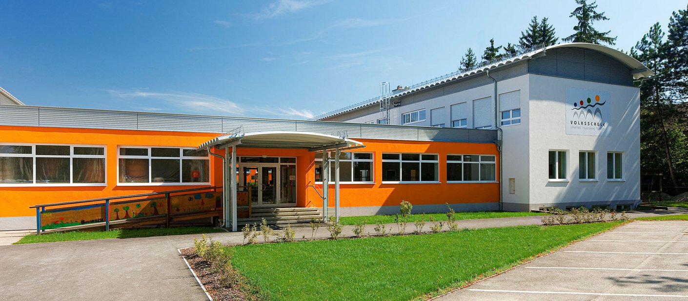 Volksschule Hausmening mit saniertem Peneder Bogendach und EingangsĂŒberdachung