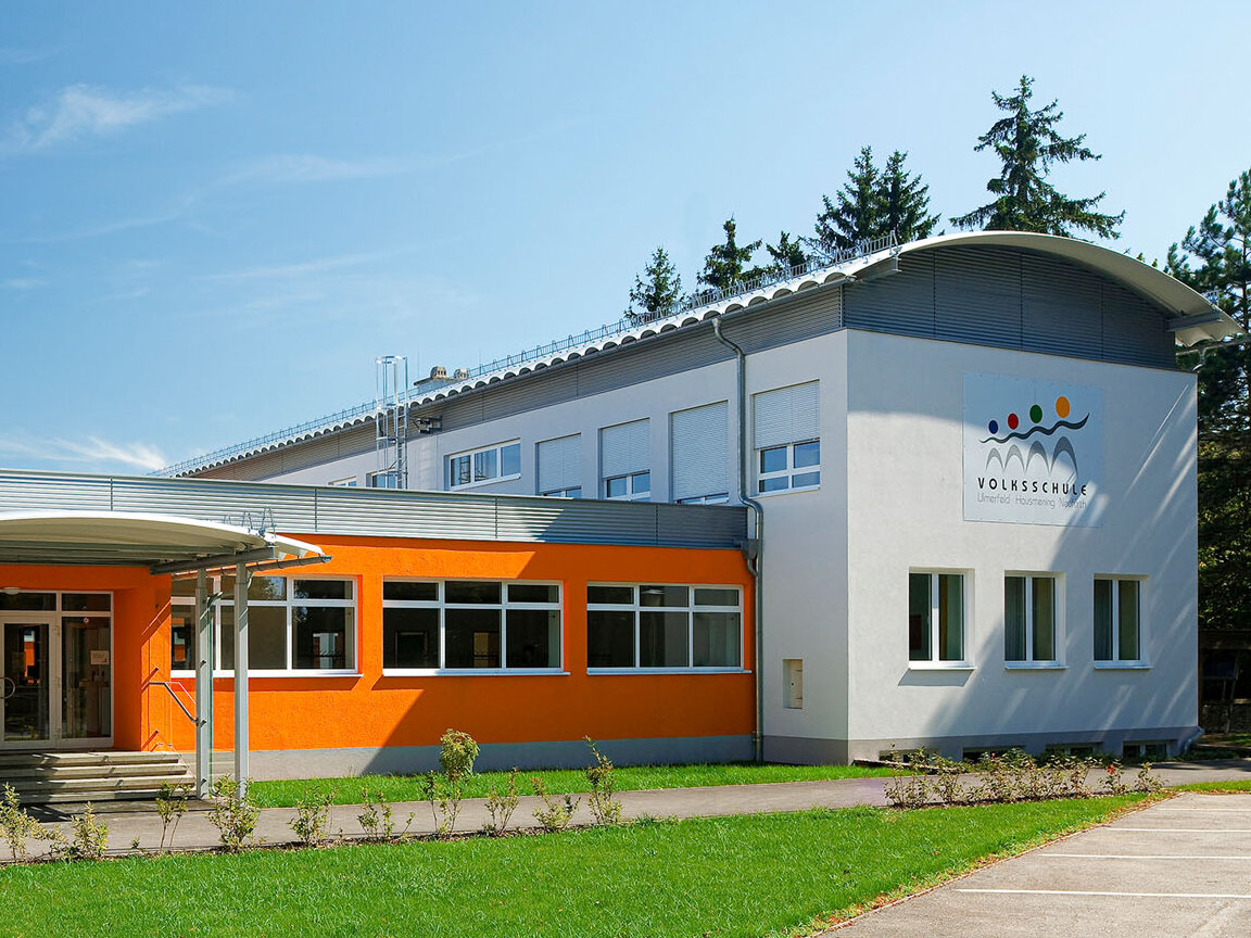 Volksschule Hausmening mit saniertem Peneder Bogendach und EingangsĂŒberdachung