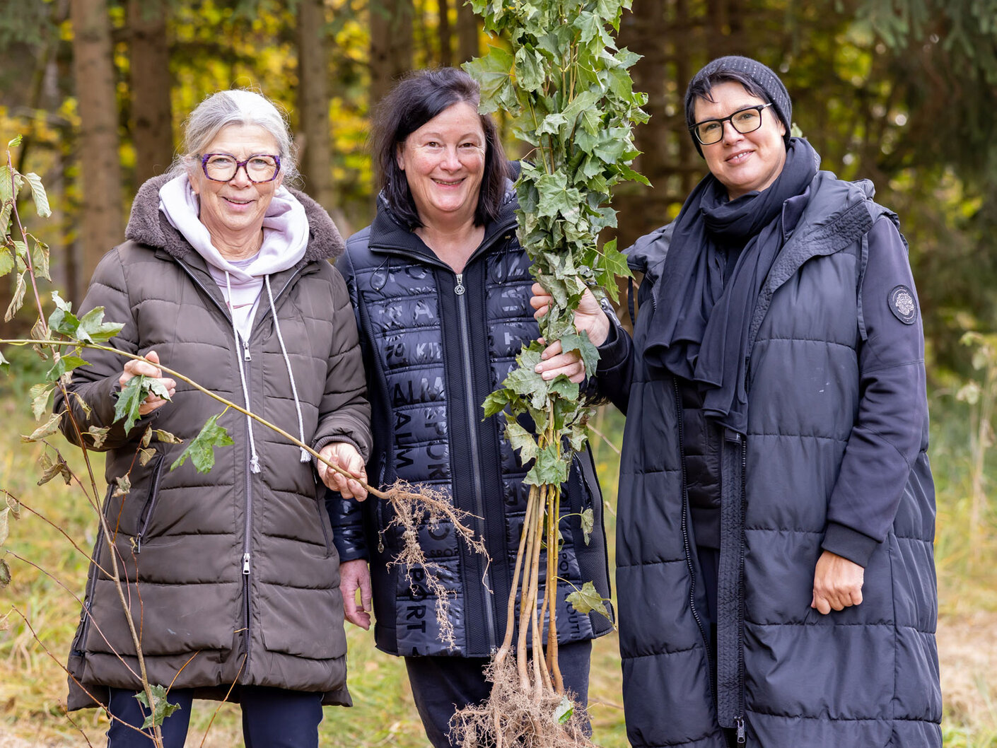 Helga Grisenti, Gabriela Mayrhofer und Beate Peneder-WeinhÀupl bei der Baumpflanzaktion in Ritzling.