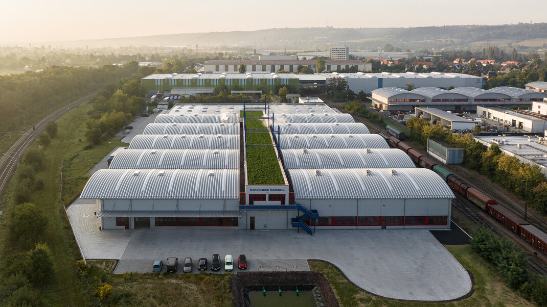 Mehrschiffige Halle mit Bogendach bei Ellerhold