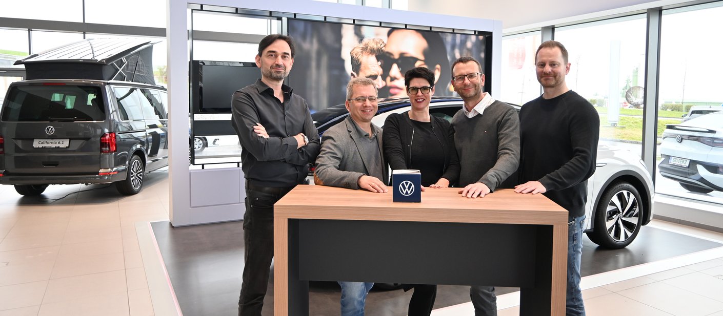 Harald Setka (Peneder Architektur), Markus Ottinger (Peneder Verkauf), Beate Peneder-WeinhĂ€upl (GeschĂ€ftsfĂŒhrung), GĂŒnther Lang (GeschĂ€ftsfĂŒhrung Autohaus Lang), Sebastian Marchsteiner (Peneder Bauleitung).