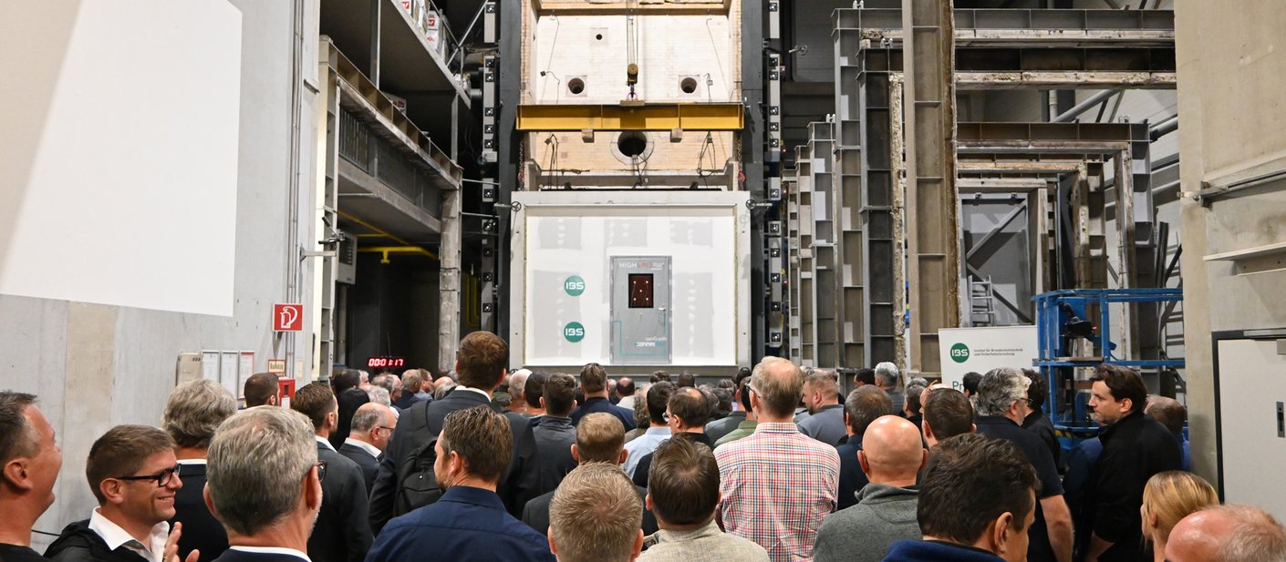 Live-Brandprüfung von der Multifunktionstür PENEDER HIGHLINEflat EI30 - erstmalig öffentlich vor Publikum. Live-Brandprüfung der Multifunktionstür PENEDER HIGHLINEflat