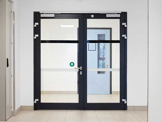 Vielseitig einsetzbare Brandschutztür Drehflügeltür aus Alu-Glas für den Innenbereich