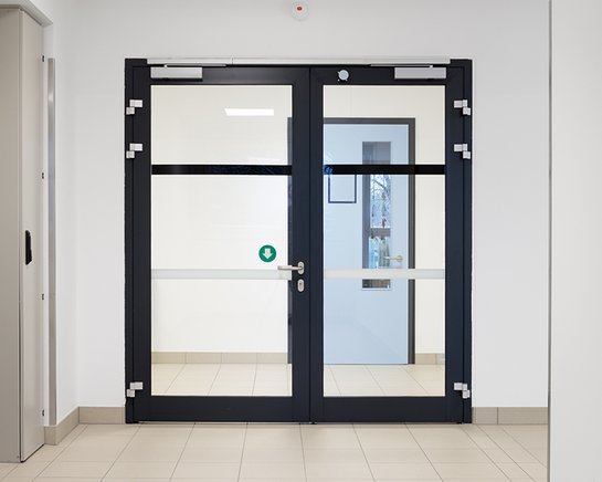 Vielseitig einsetzbare Brandschutztür aus Alu-Glas für den Innenbereich