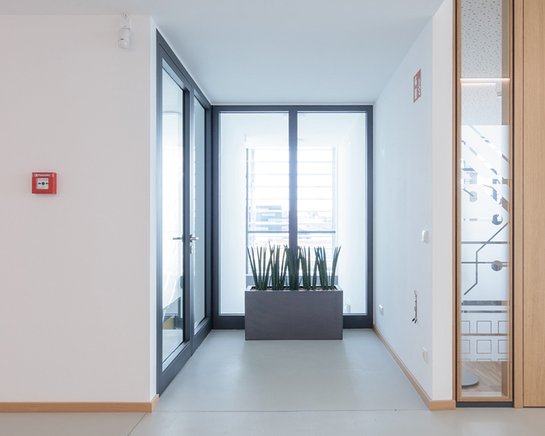 Brandschutztür aus Aluminium-Glas für simple Verglasung im Innenbereich