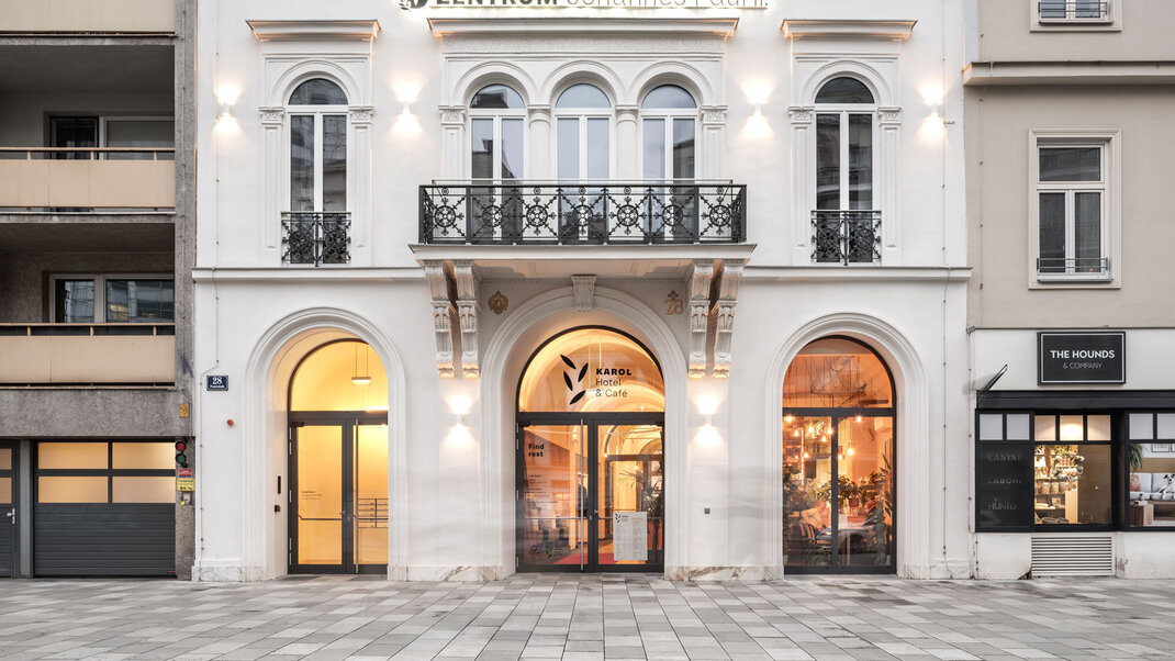 Zentrum Johannes Paul II. in Wien mit historischen Rundbogenportalen 