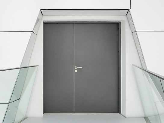 PENEDERclassic: Brandschutztür aus Stahl Brandschutztür aus Stahl: klassische Brandschutztür für den Innen- und Außenbereich