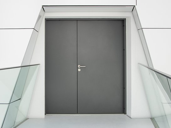 Brandschutztür aus Stahl: klassische Brandschutztür für den Innen- und Außenbereich