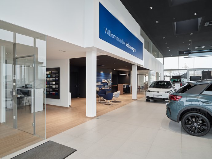 Autohaus VW Lang Innovativer Schauraum in Haag Peneder Projekteinblick