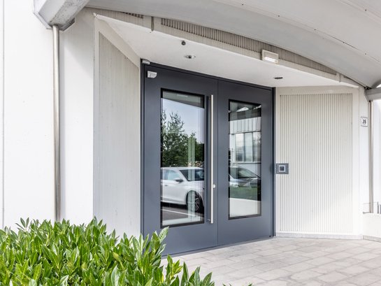  Beidseitig flächenbündige Multifunktionstür für den Innen- und Außenbereich