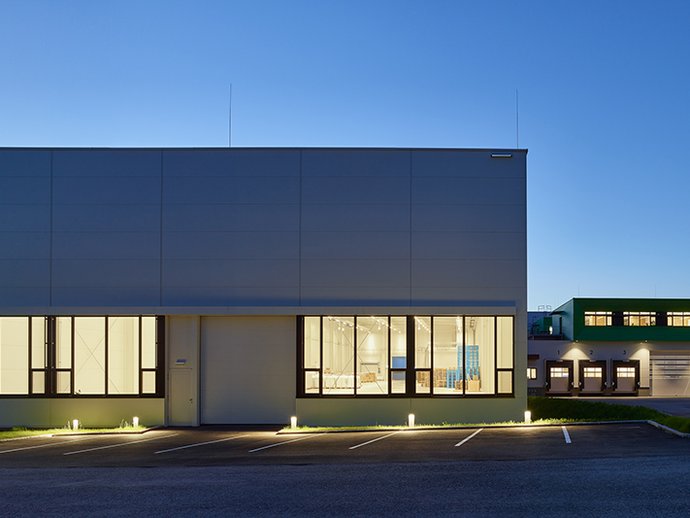 Logistikhalle fĂŒr Land-Leben von Peneder Hallenbau